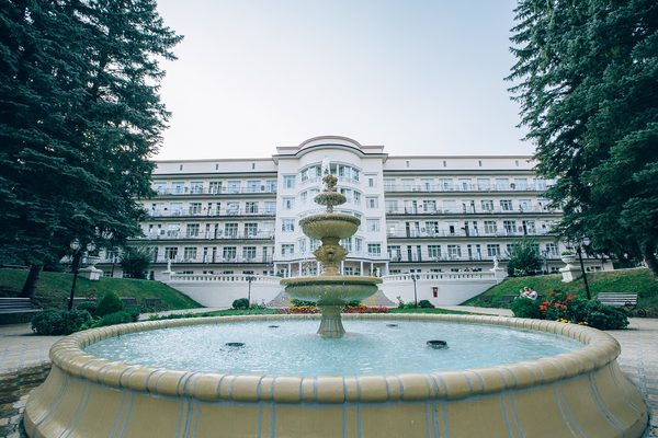 Главный корпус и фонтан на территории санатория «Центросоюз-Кисловодск» — фото 11