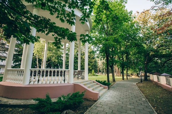 Беседка в парке санатория — фото 4